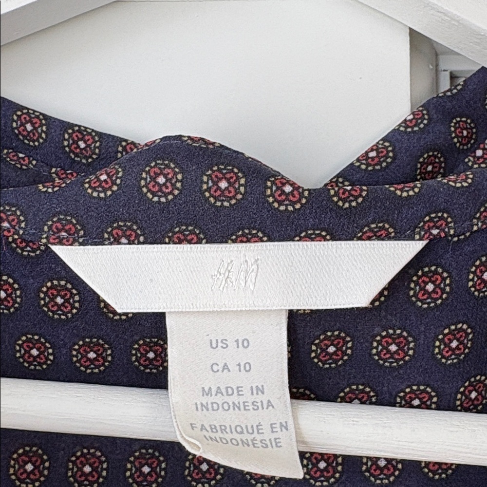 H&M Sleeveless Dark Blue Patterned Blouse Buttons and Collar size 10 large - Picture 4 of 5